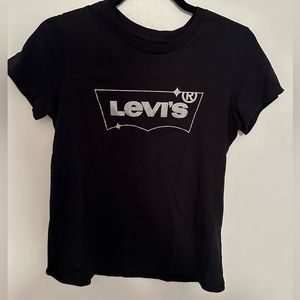 Black Levi’s logo t-shirt